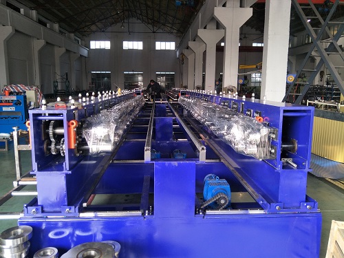 在制作樓承板時使用樓承板成型設(shè)備，應(yīng)該注意的事項有哪些？應(yīng)考慮哪些因素？